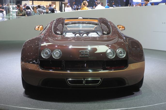 Bugatti mit weissen Rücklichtern