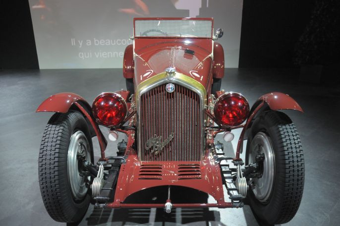 Alfa Romeo mit rotem Frontlicht