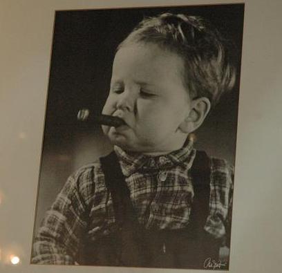 Kind als Cigarren-Raucher