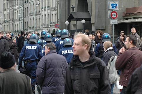 Polizei, Menschen und Demo