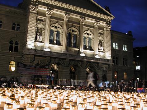 Kerzen und 6000 Paar Schuhe